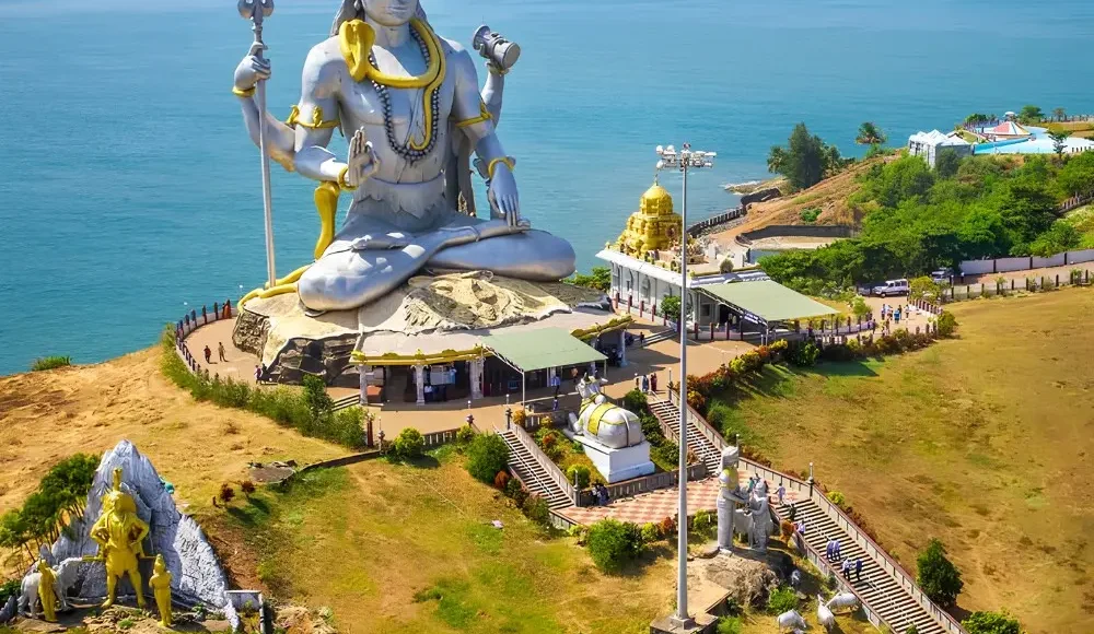 Coastal Karnataka temple and beach tour featuring Murudeshwar Shiva statue, Arabian Sea views and scenic coastline