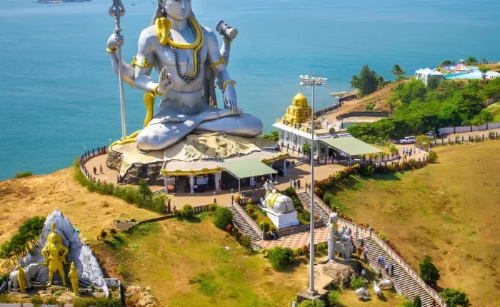 Coastal Karnataka temple and beach tour featuring Murudeshwar Shiva statue, Arabian Sea views and scenic coastline