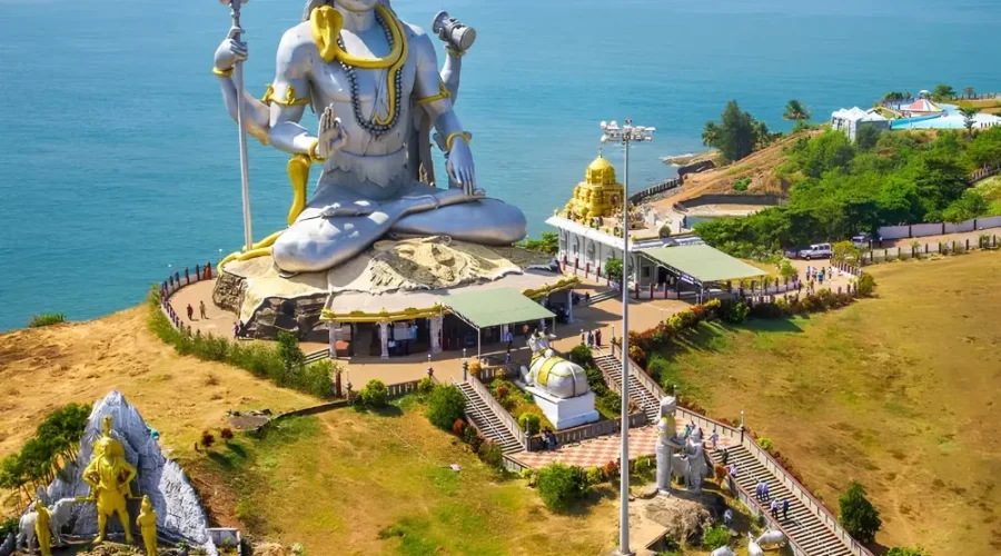 Coastal Karnataka temple and beach tour featuring Murudeshwar Shiva statue, Arabian Sea views and scenic coastline