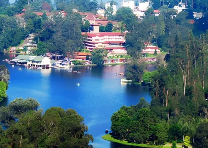 South India hill station tour with scenic lake, green forests, mountain views and peaceful holiday landscape
