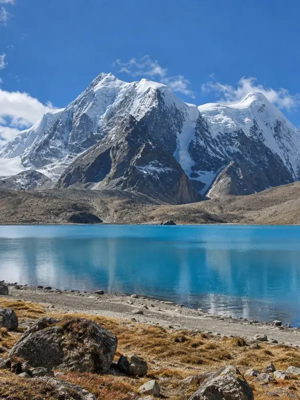 Sikkim and Bengal Himalayan tour with snow-capped mountains, scenic valleys, monasteries and Darjeeling tea gardens