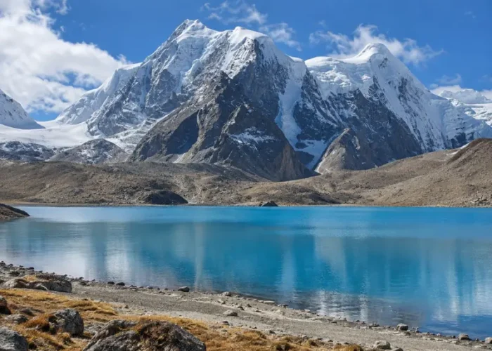 Sikkim and Bengal Himalayan tour with snow-capped mountains, scenic valleys, monasteries and Darjeeling tea gardens