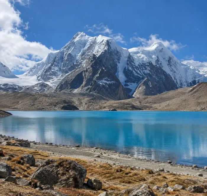 Sikkim and Bengal Himalayan tour with snow-capped mountains, scenic valleys, monasteries and Darjeeling tea gardens