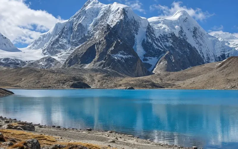 Sikkim and Bengal Himalayan tour with snow-capped mountains, scenic valleys, monasteries and Darjeeling tea gardens