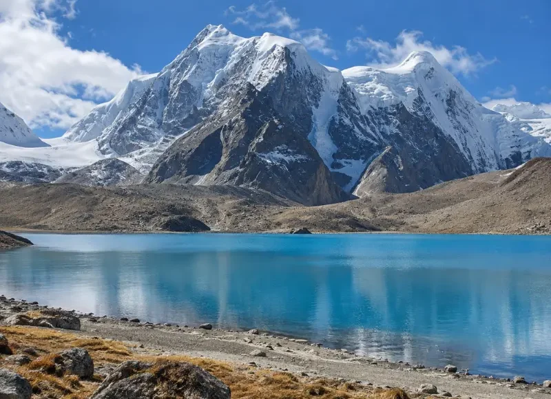 Sikkim and Bengal Himalayan tour with snow-capped mountains, scenic valleys, monasteries and Darjeeling tea gardens