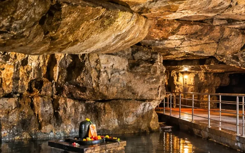 Uttar Pradesh pilgrimage and heritage tour featuring sacred temples, Taj Mahal, Ram Mandir and Varanasi ghats