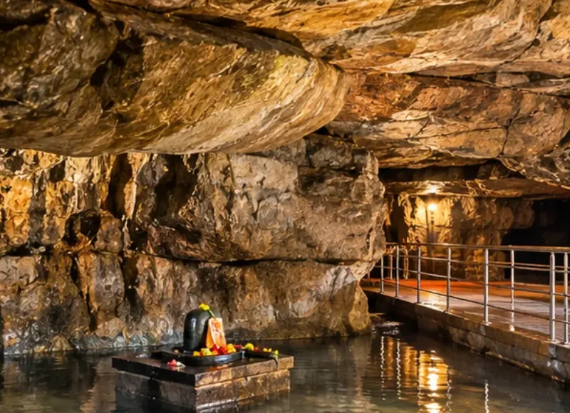 Uttar Pradesh pilgrimage and heritage tour featuring sacred temples, Taj Mahal, Ram Mandir and Varanasi ghats