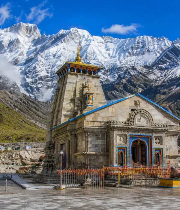 Bright morning view of Kedarnath Temple with snow-covered Himalayan peaks and clear mountain scenery
