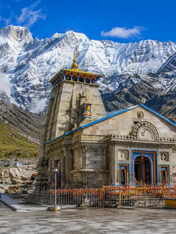 Bright morning view of Kedarnath Temple with snow-covered Himalayan peaks and clear mountain scenery