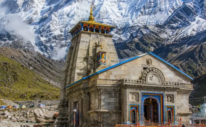 Bright morning view of Kedarnath Temple with snow-covered Himalayan peaks and clear mountain scenery