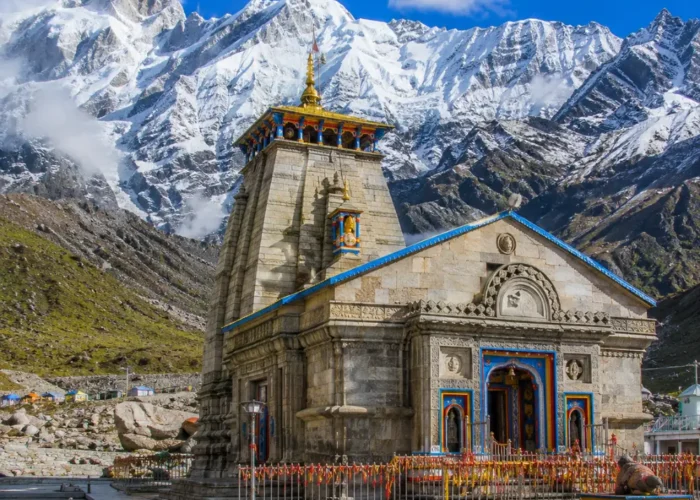 Bright morning view of Kedarnath Temple with snow-covered Himalayan peaks and clear mountain scenery