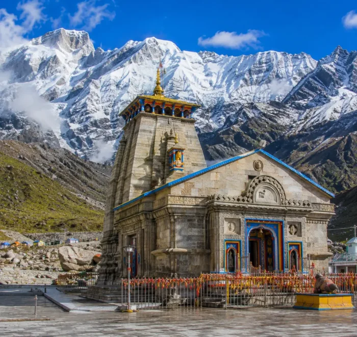 Bright morning view of Kedarnath Temple with snow-covered Himalayan peaks and clear mountain scenery