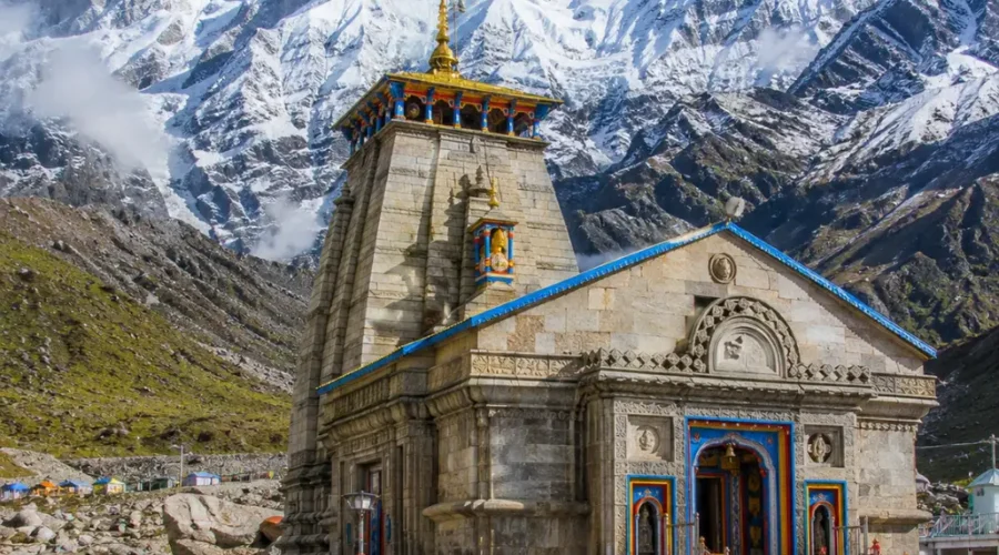 Bright morning view of Kedarnath Temple with snow-covered Himalayan peaks and clear mountain scenery
