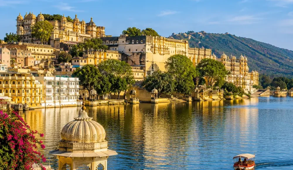 Udaipur city with Lake Pichola, City Palace, royal architecture and clear morning light in Rajasthan.