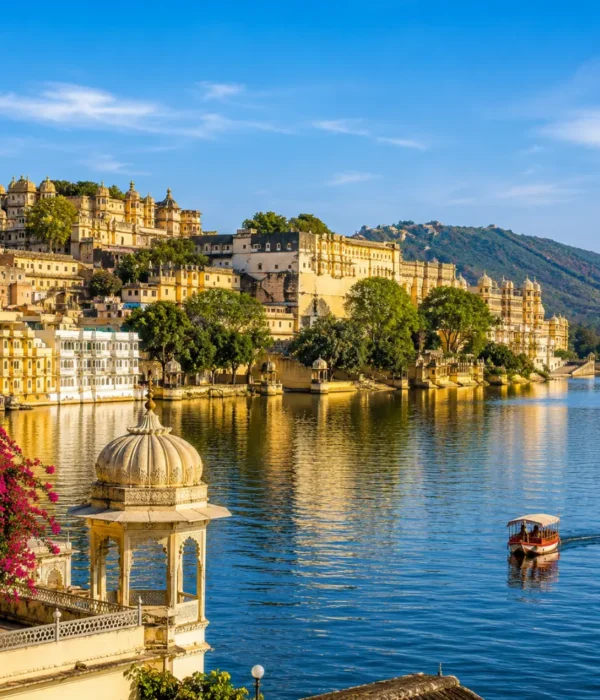 Udaipur city with Lake Pichola, City Palace, royal architecture and clear morning light in Rajasthan.