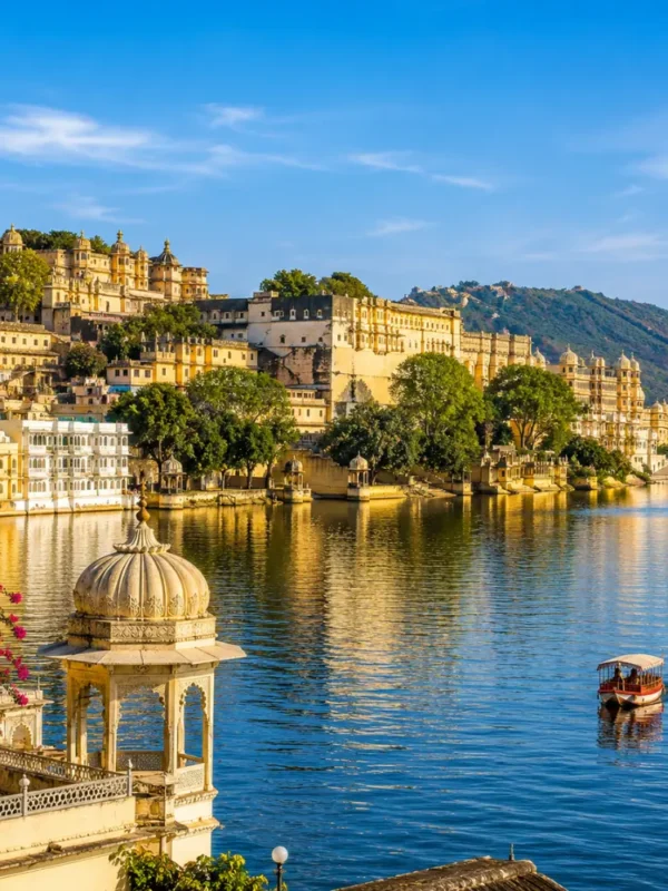 Udaipur city with Lake Pichola, City Palace, royal architecture and clear morning light in Rajasthan.