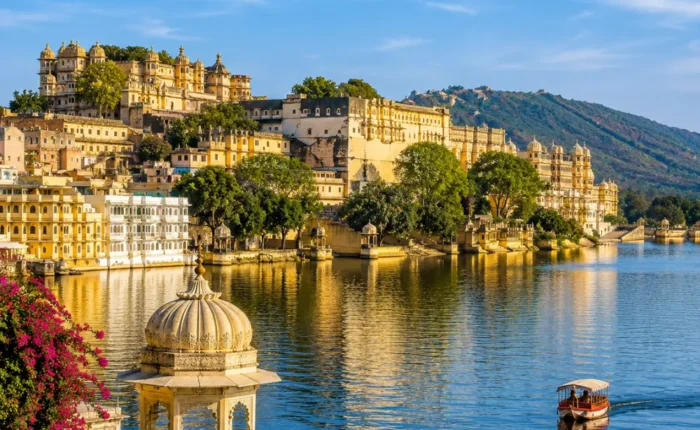 Udaipur city with Lake Pichola, City Palace, royal architecture and clear morning light in Rajasthan.