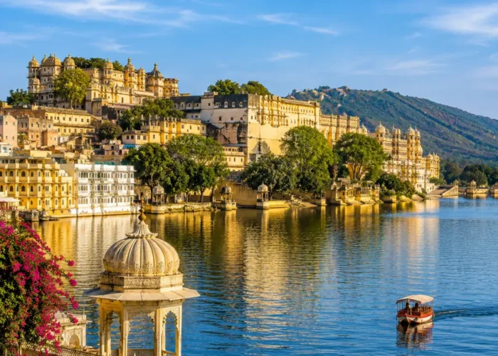 Udaipur city with Lake Pichola, City Palace, royal architecture and clear morning light in Rajasthan.