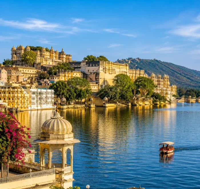 Udaipur city with Lake Pichola, City Palace, royal architecture and clear morning light in Rajasthan.