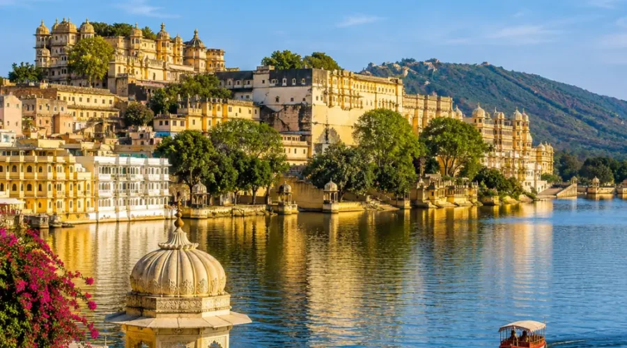 Udaipur city with Lake Pichola, City Palace, royal architecture and clear morning light in Rajasthan.
