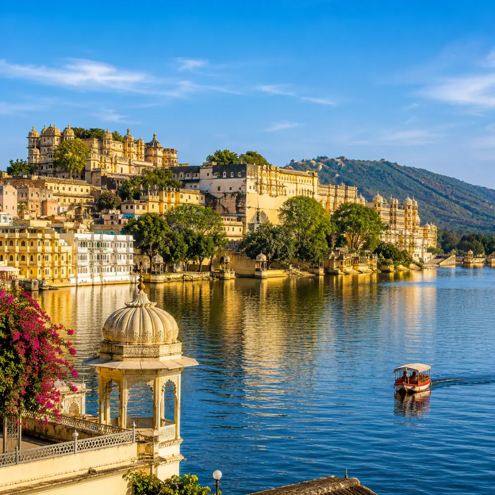 Udaipur city with Lake Pichola, City Palace, royal architecture and clear morning light in Rajasthan.